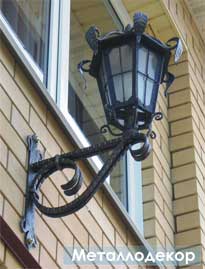 Кованый фонарь над входом. Фото 4.