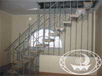 Межэтажная лестница, металлическая основа, деревянные ступени. Фото 14.