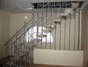 Лестница на металлической основе с деревянными ступенями. Фото 3.