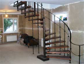 Комбинированная лестница, состоящая из винтового и прямого участков. Фото 1.