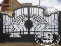 Кованые ворота в модернистском стиле, закрытые листом поликарбоната. Фото 24.